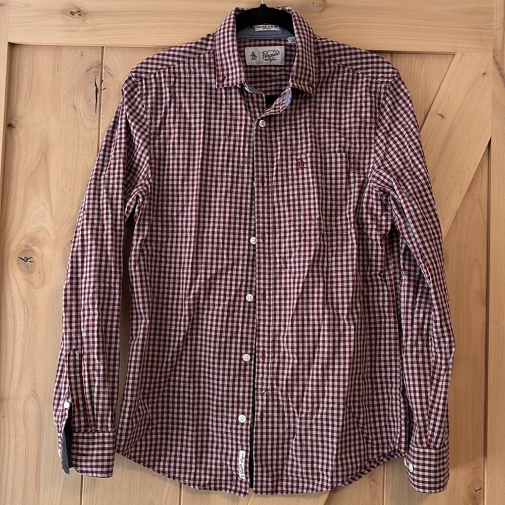 Penguin by Munsingwear. Long sleeved button up dress shirt.